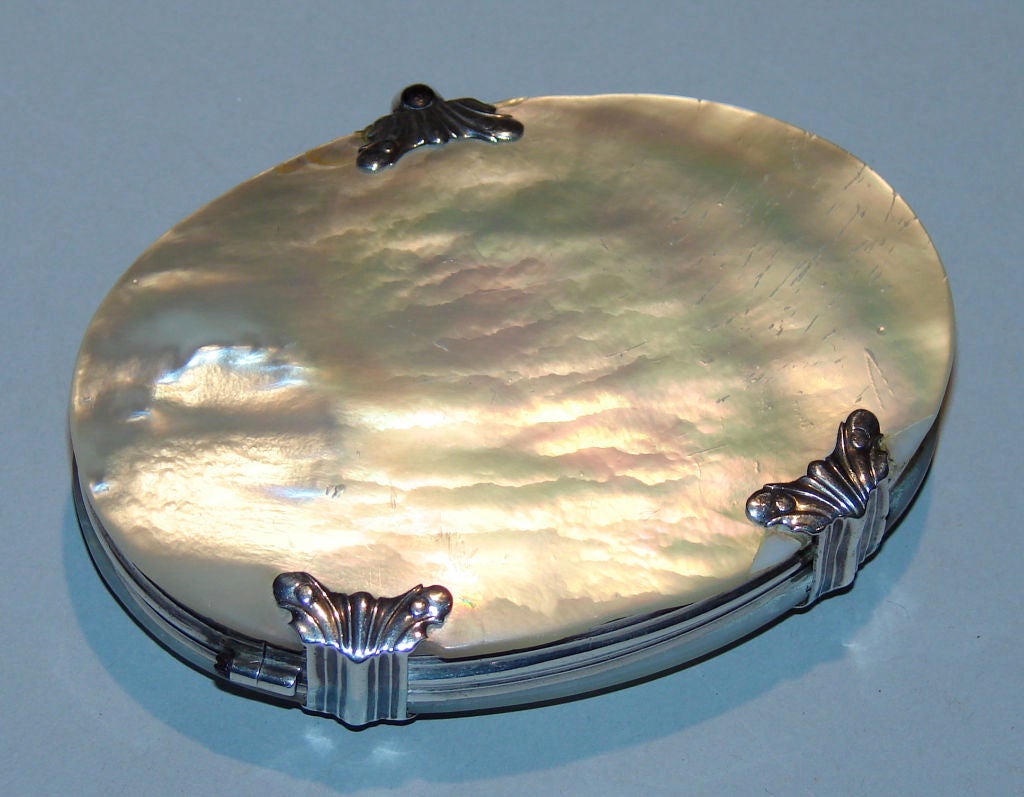 English oval silver mounted mother of pearl magnifier In Excellent Condition In San Francisco, CA