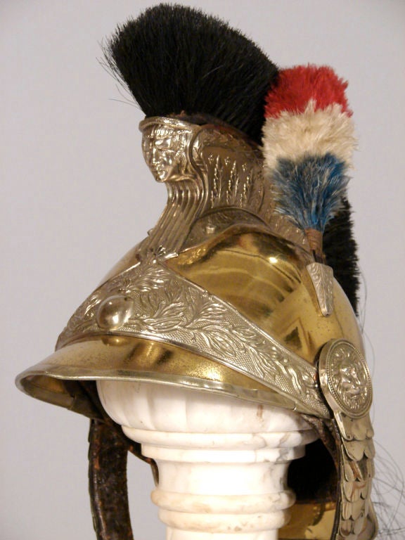 Ein französischer Kürassierhelm aus Messing und Rosshaar auf einem Marmorständer.