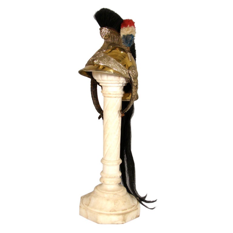 Französischer Kürassierhelm auf Marmorständer