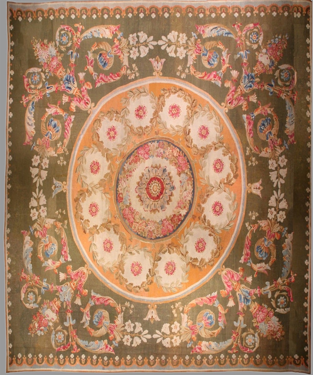 Tapis d'Aubusson du 19ème siècle en or persan avec fond vert