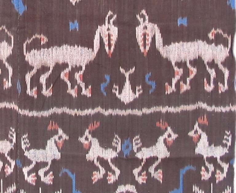 Geometrischer indonesischer Vintage-Ikat-Textilteppich, 20. Jahrhundert

Ikat ist ein indonesisches Wort, das sich auf eine äußerst anspruchsvolle Technik bezieht, bei der farbenfrohe, oft abstrakte Muster durch aufwändiges Weben von Mustern mit