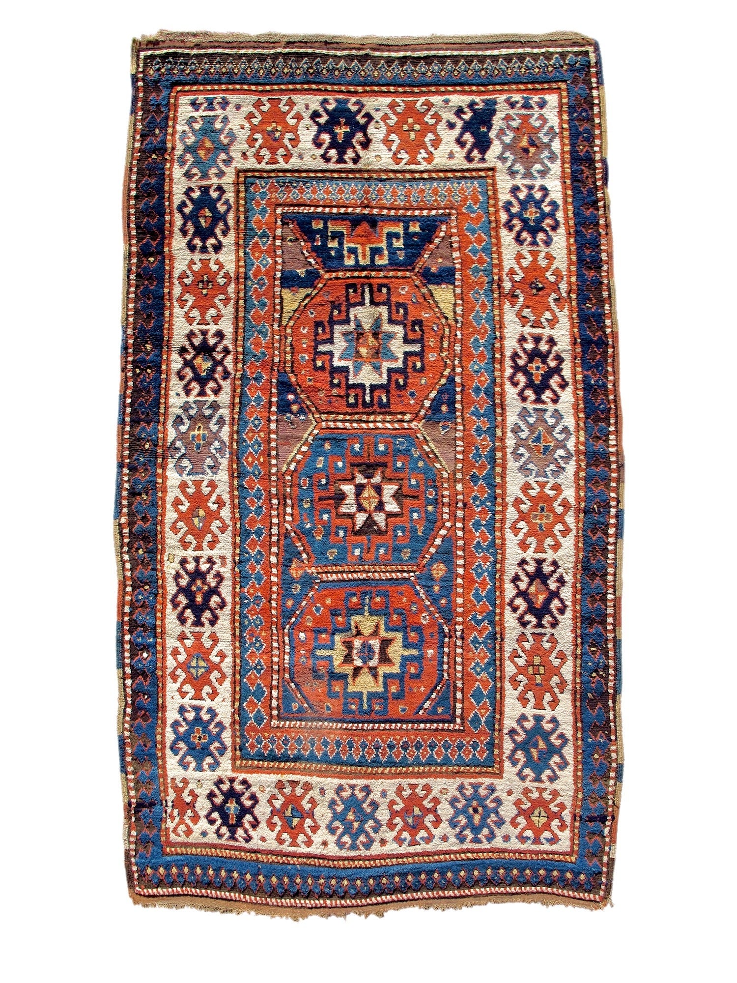 Tapis du Kazak caucasien rouge géométrique à trois médaillons de la fin du XIXe siècle en vente