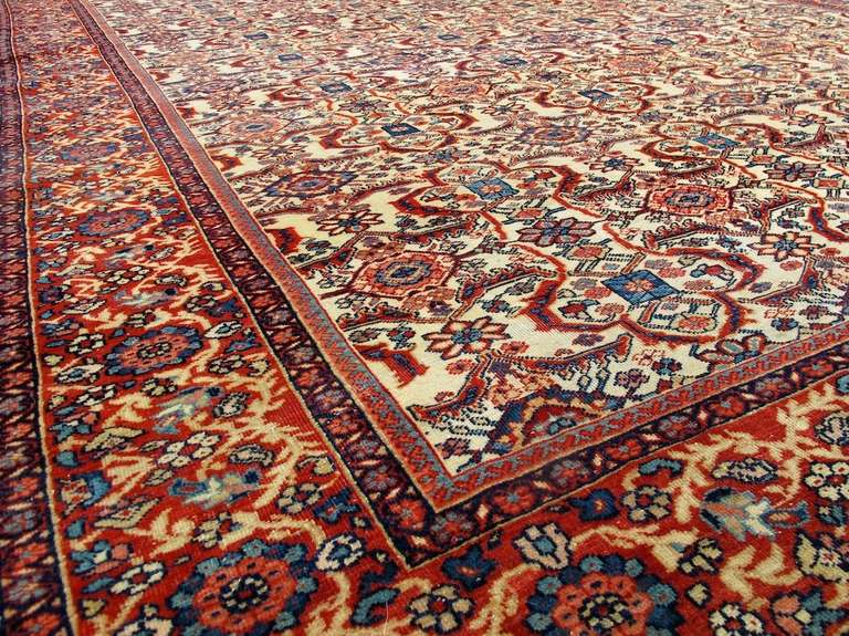 Late 19th Century Red Fereghan Sarouk Carpet with Ivory Field In Excellent Condition In San Francisco, CA