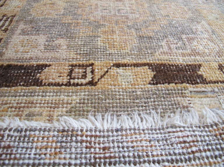 Tan Khotan-Teppich aus dem frühen 20. Jahrhundert (Wolle) im Angebot