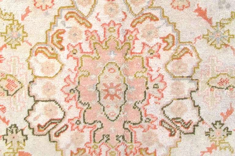 Turkish Late 19th Century Ivory Oushak Rug with Rose Highlights For Sale