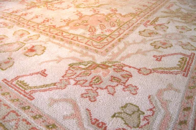 Late 19th Century Ivory Oushak Rug with Rose Highlights In Excellent Condition For Sale In San Francisco, CA