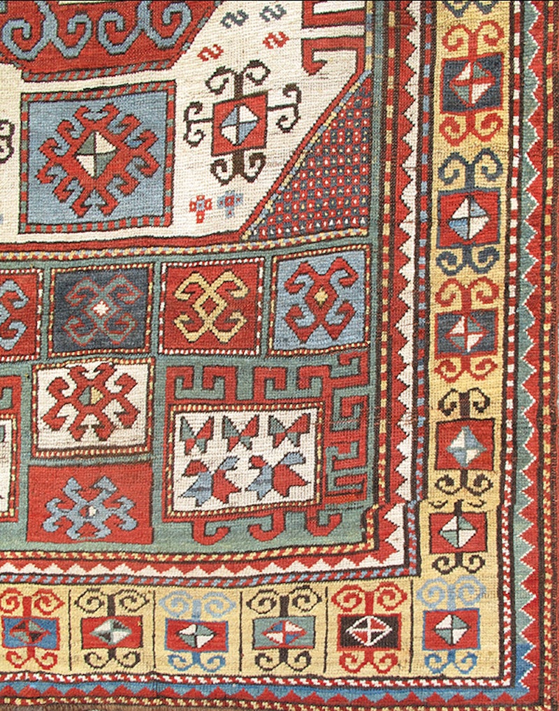 Dieser Karachopf-Kazak aus dem Kaukasus zeichnet das klassische große weiße achteckige Medaillon in dieser verspielten Wiedergabe der Schrift nur leicht dezentriert. Die obere und die untere Hälfte bilden unterschiedliche Halbkugeln, in denen