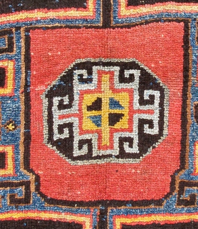 Roter und brauner ostanatolischer Teppich aus dem frühen 20. Jahrhundert (Kaukasisch) im Angebot