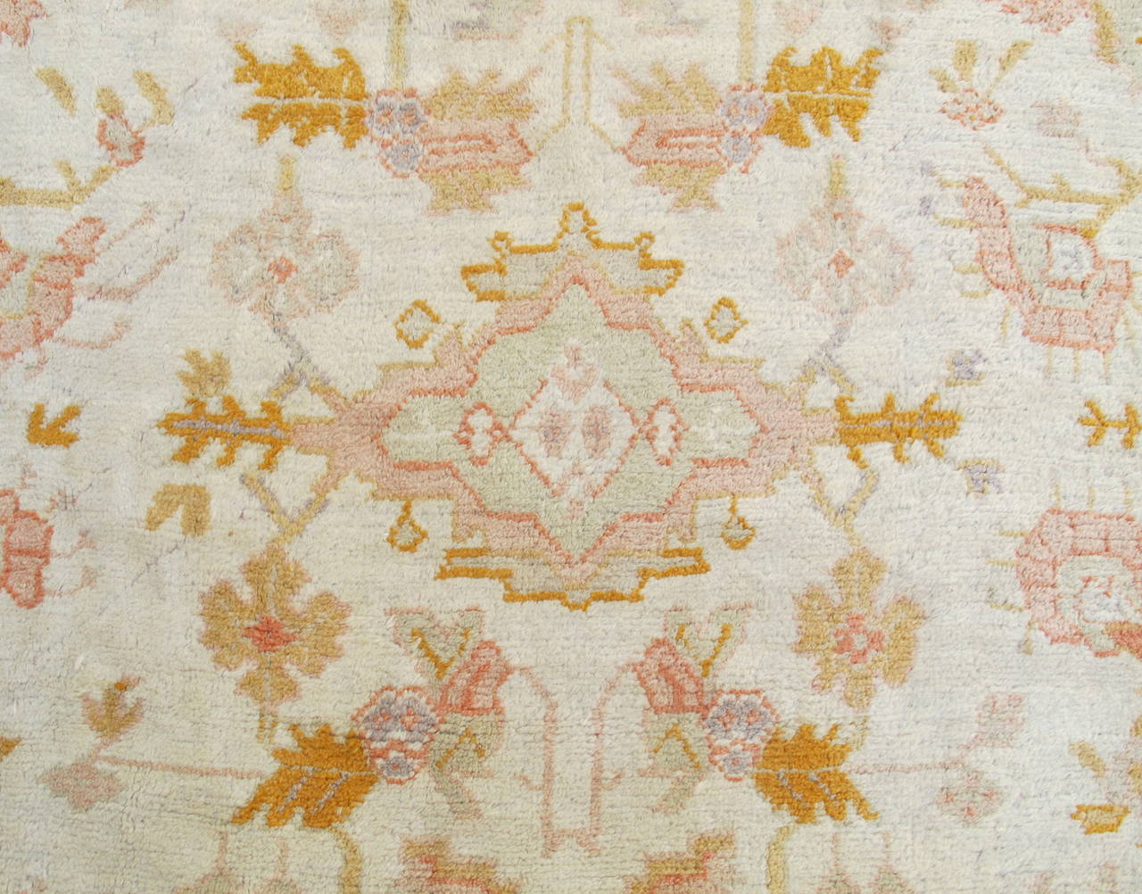 Early 20th Century Gold and Khaki Oushak Carpet In Excellent Condition For Sale In San Francisco, CA