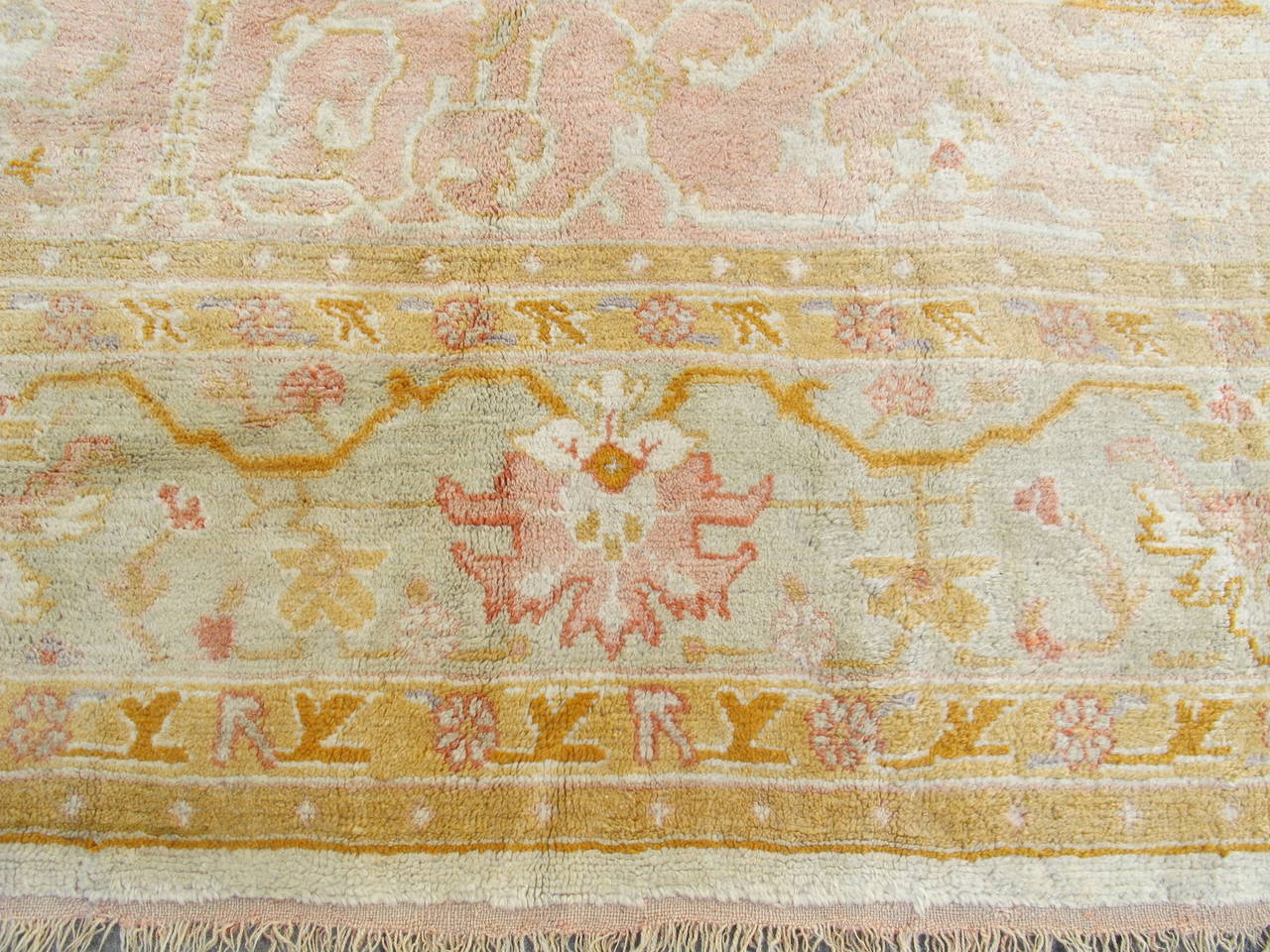 Early 20th Century Gold and Khaki Oushak Carpet For Sale 3