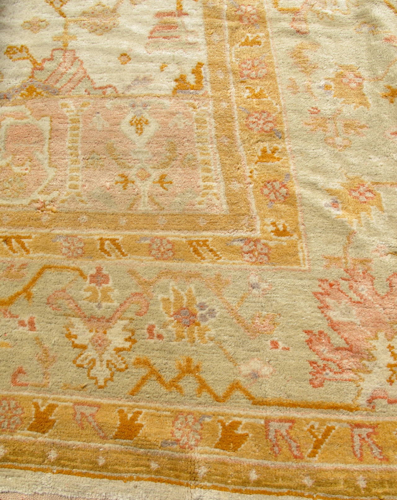 Goldfarbener und khakifarbener Oushak-Teppich aus dem frühen 20. Jahrhundert (Wolle) im Angebot