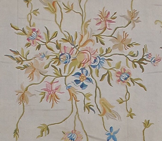 Certains des plus beaux tapis et tapisseries d'Europe ont été tissés à Aubusson, dans le centre de la France, depuis le XVIIe siècle. Ce tapis date du début du XXe siècle et combine un champ ivoire avec des bordures et un médaillon tracés avec de la
