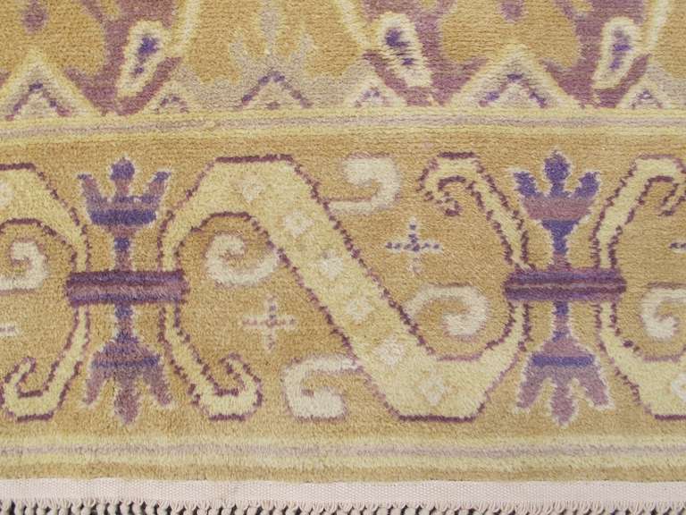 Alfombra española dorada de principios del siglo XX con motivos voilet en venta 2