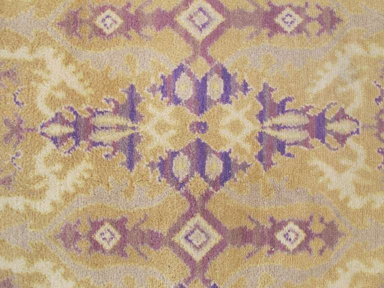 Alfombra española dorada de principios del siglo XX con motivos voilet en venta 3