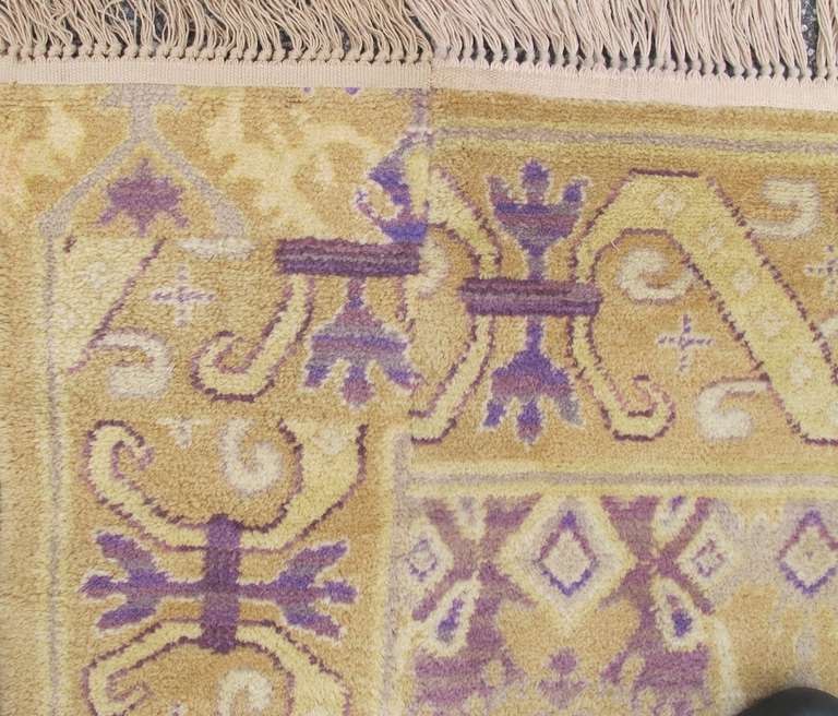 Alfombra española dorada de principios del siglo XX con motivos voilet en venta 1