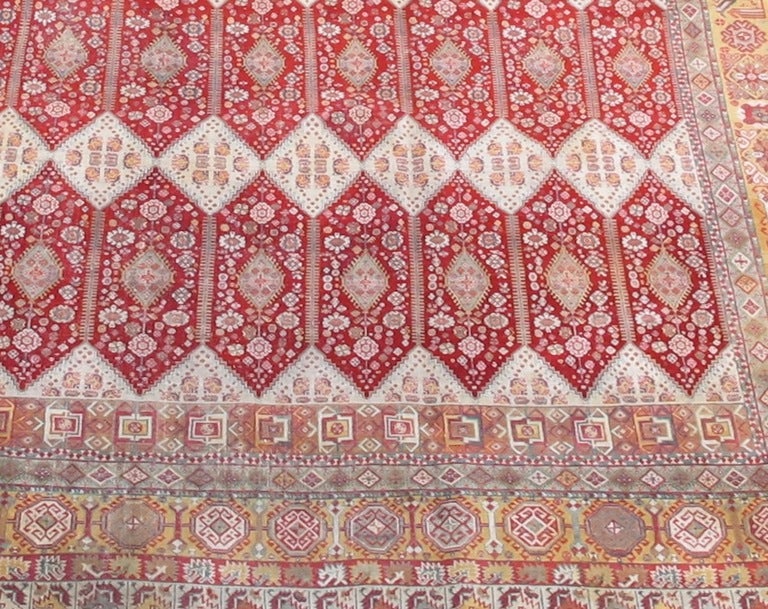 Indien Tapis Agra rouge et blanc de la fin du XIXe siècle avec motif de diamants en vente