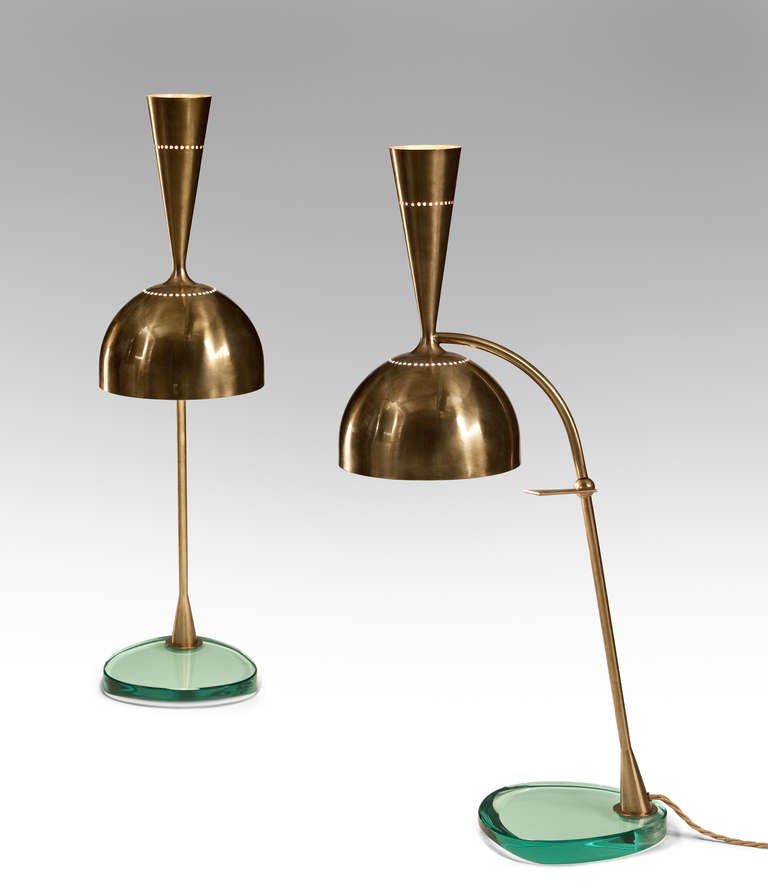 Chacune d'entre elles est dotée d'une lumière ascendante conique reliée à une lumière descendante hémisphérique, sur un support ajustable en laiton façonné, se terminant par une base en verre vintage façonné et poli. Signé : R G Rida