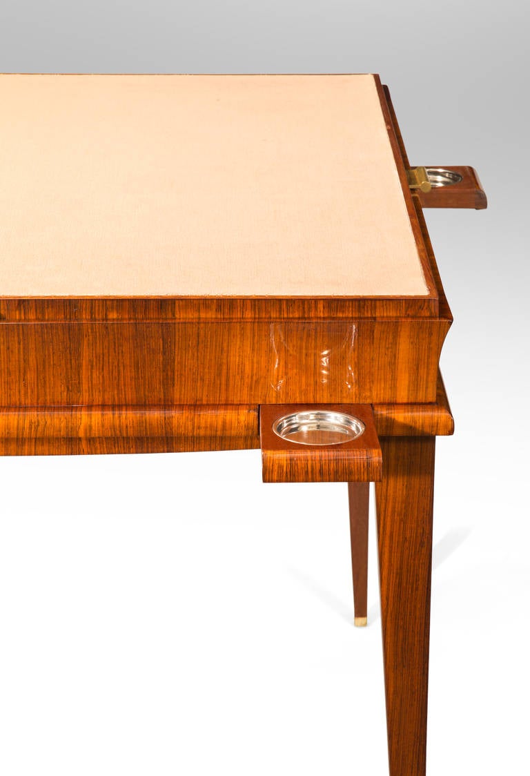 Etienne-Henri Martin pour Le Goff : Table de jeu en marqueterie de bois de rose montée sur laiton Excellent état à New York, NY