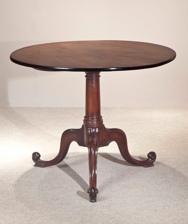 George III A fine quality mahogany tripod tea table in the manner of Thomas For Sale