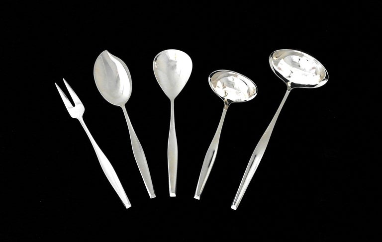 Award Winning 1961 Moderne Sterling Silver Flatware 149 pcs designer 4 12 or 16 In Excellent Condition For Sale In New York, NY