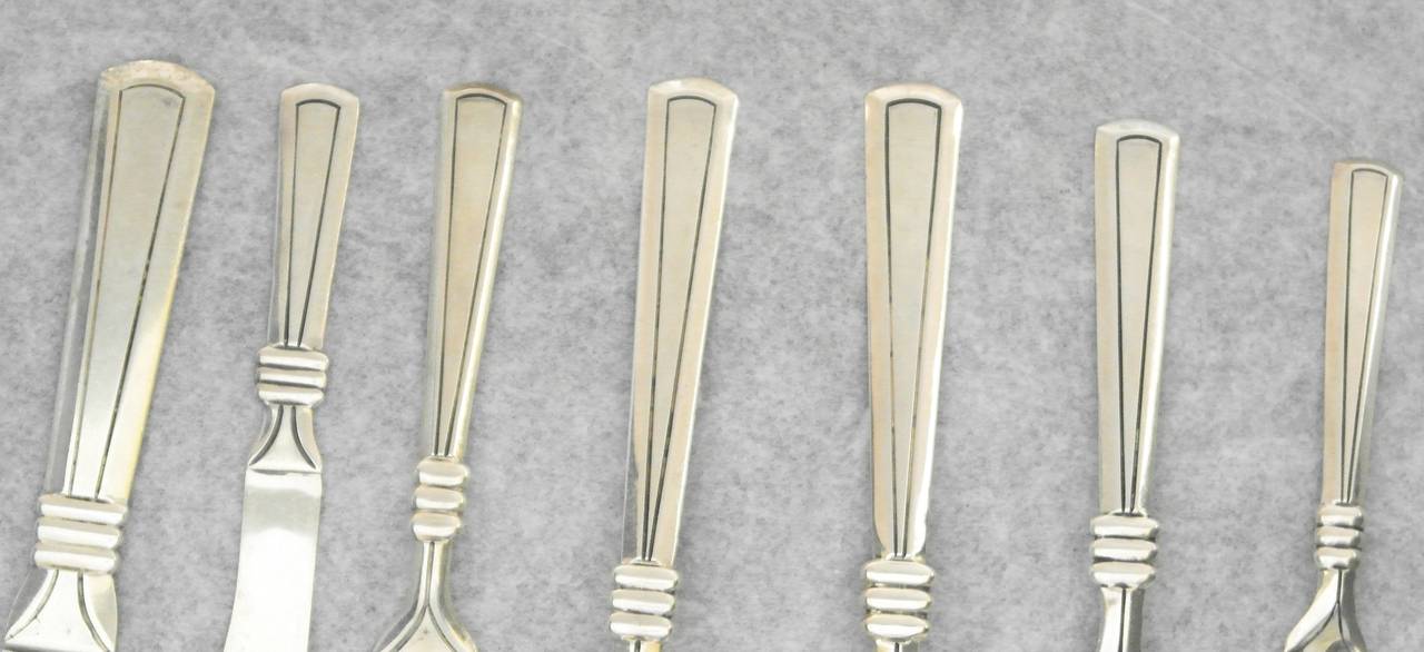 Being offered is a circa 1960s sterling silver flatware set skillfully made by an Taxco artisan. Incredible seven-piece place setting for 12 guests, each piece decorated with incised lines and three bands near the bowls and tines.
Set includes the