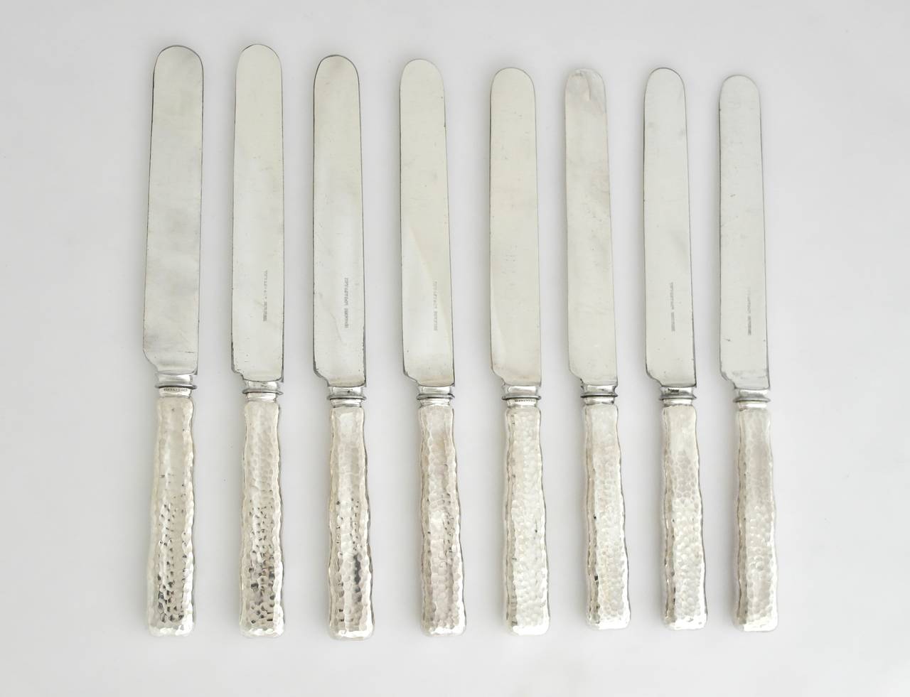 Tiffany Sterling Silver Lap over Edge Set of Eight Hammered Luncheon Knives In Excellent Condition In New York, NY