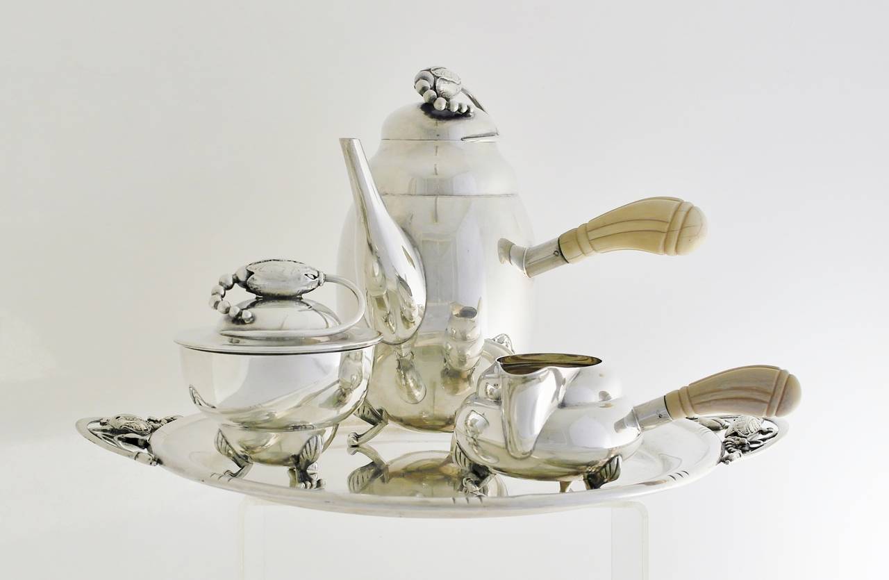 In offerta c'è un servizio da tè in argento sterling del 1930 circa di William G. DeMatteo di Bergenfield, New Jersey, composto da caffettiera, lattiera, zuccheriera coperta e un set da tè in argento sterling.
ciotola e vassoio circolare, ovoidale