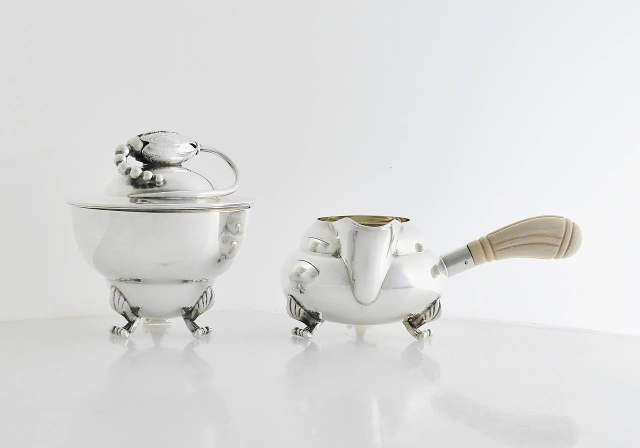 Importante set da tè e vassoio a tre pezzi in argento sterling William DeMatteo 1930 In condizioni ottime in vendita a New York, NY