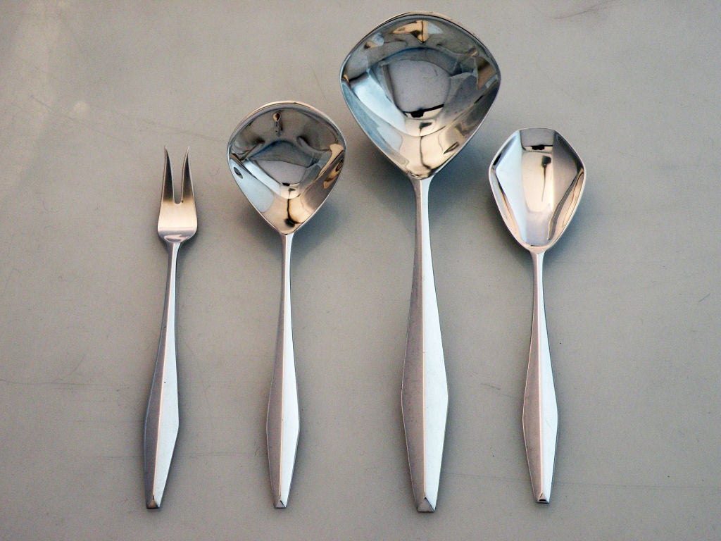 Gio Ponti Designed Diamond Sterling Silver Flatware Set for 12 or 16, 1958 In Excellent Condition For Sale In New York, NY