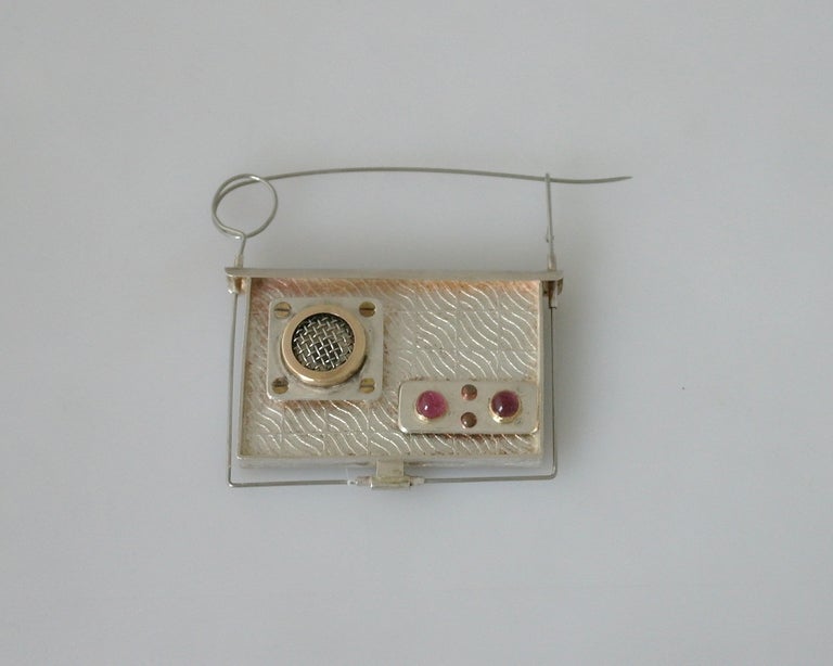 Chris Darway Cabochon Sapphire Sterling Silver Sculptural Radio Brooch In Excellent Condition In New York, NY