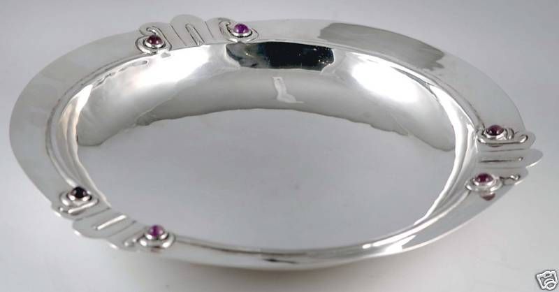 Being offered is an exceedingly circa 1940-1944 sterling silver and amethyst bowl by William Spratling of Taxco, Mexico, from Spratling's first design period, featuring a Pre-Columbian motif chased along the rim and set with amethysts. This piece is