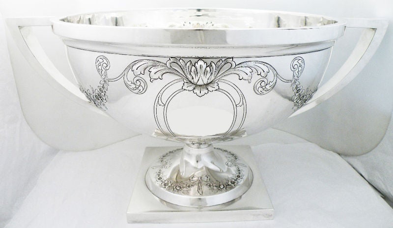 Massive 135ozs Meriden Sterling Silver Two Handled Punch Bowl In Excellent Condition In New York, NY