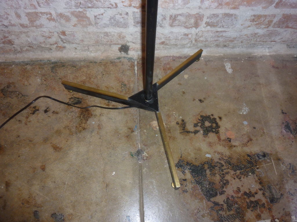 Milieu du XXe siècle Lampadaire italien d'après Stilnovo en vente