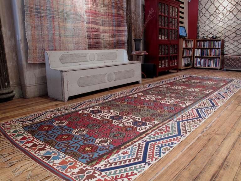 Antiker Konya-Kilim-Teppich. Ein fantastischer antiker Kelimteppich aus Zentralanatolien, der durch seine überdurchschnittliche Größe, sein dramatisches Bordürenmuster und seine ausgezeichnete Farbpalette besticht. Ein sehr beeindruckendes Beispiel