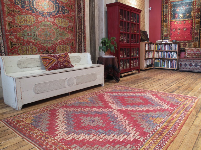 Antiker anatolischer Jijim-Teppich. Ein seltener antiker Jijim-Flachgewebeteppich mit fantastischen Naturfarben, der in bemerkenswert gutem Zustand erhalten geblieben ist.