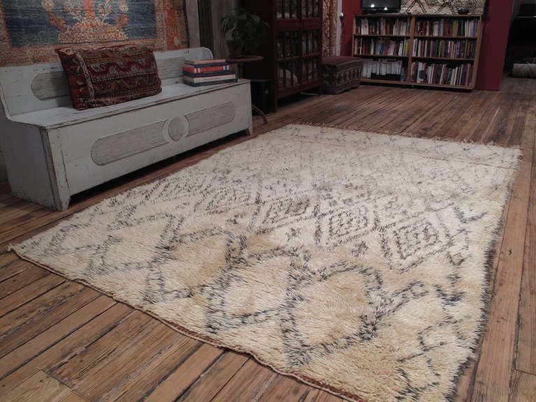 A very nice example from the Beni Ouarain Berber tribes of the Middle Atlas. Although the design is quite dense, the low contrast color palette, with grayish lines rather than black, gives this beautiful rug a very calm apparence. Very nice and