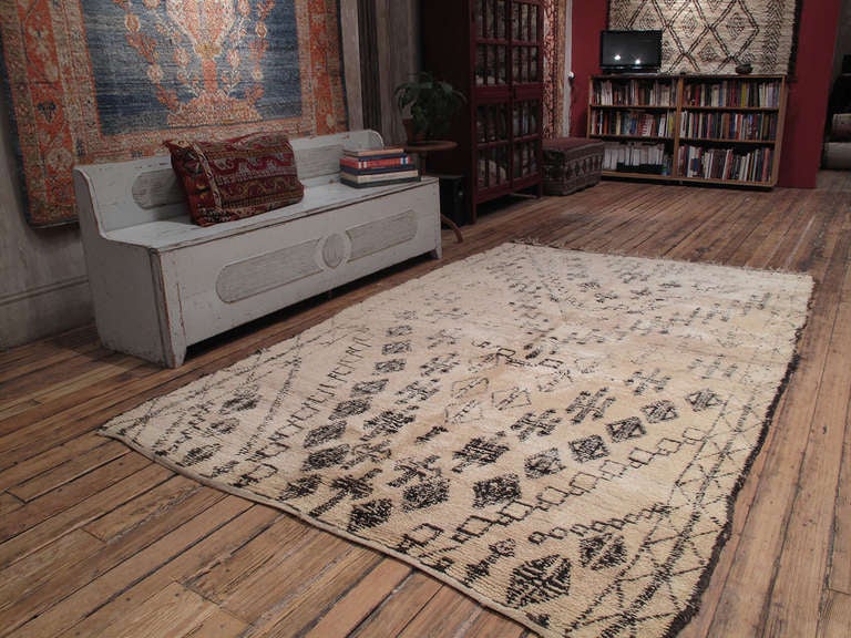 No ordinary white Moroccan, this is an extremely rare weaving by the Beni Mguild, who usually favor rich purples and reds in their rugs. A very high quality example with lanolin-rich wool, fine weave and excellent patina.