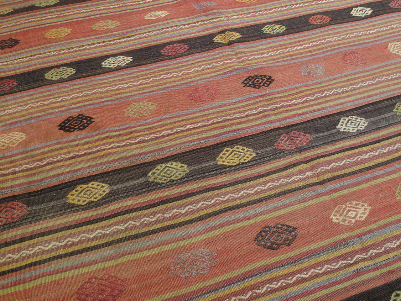 Turc Tapis Kilim avec bandes décorées en vente