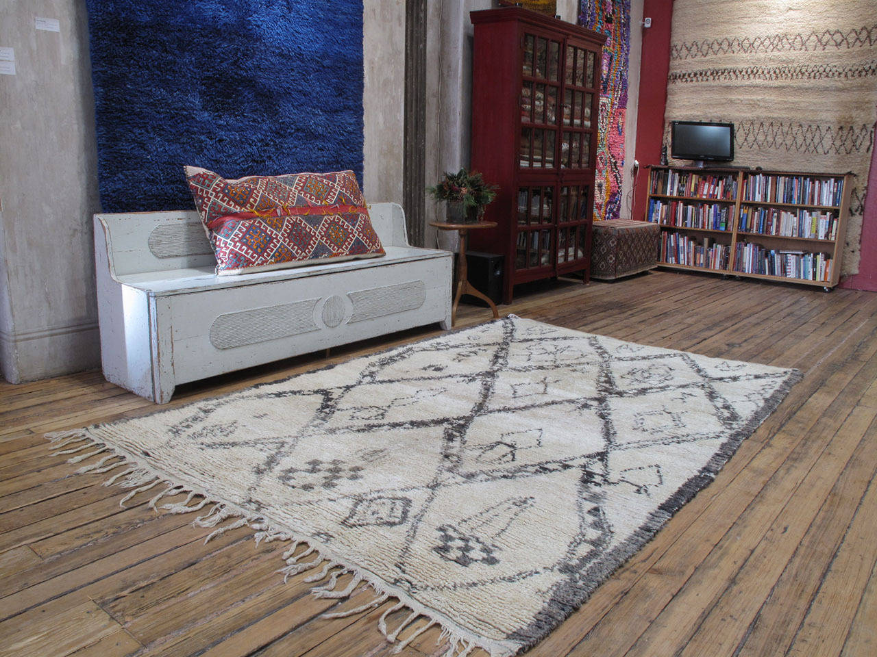 A lovely old Moroccan Berber rug by the Beni Ouarain tribes of the Middle Atlas Mountains, who used these large rugs as beds in their tents and cottages. The design is an unusual interpretation of the Classic diamond grid design, in large-scale with