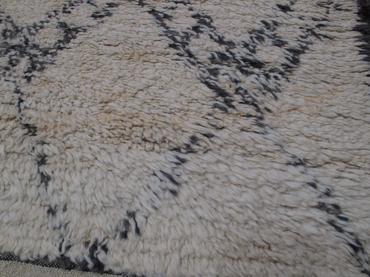 Elegant Large Beni Ouarain Carpet In Good Condition In New York, NY