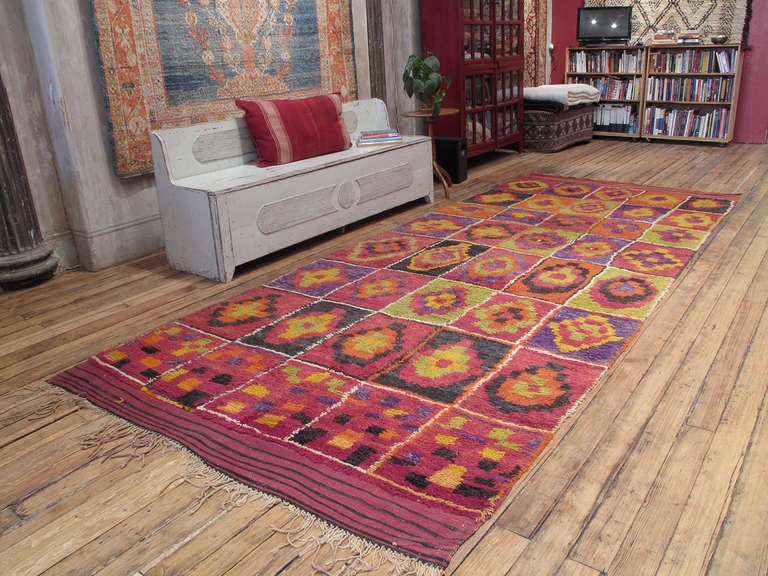 Tapis berbère marocaine Ait Bou Ichaouen. Magnifique tapis tribal berbère provenant de l'une des régions les plus reculées du Maroc. Les Ait Bou Ichaouen habitent les régions les plus à l'Est des montagnes du Haut Atlas, où elles rencontrent le