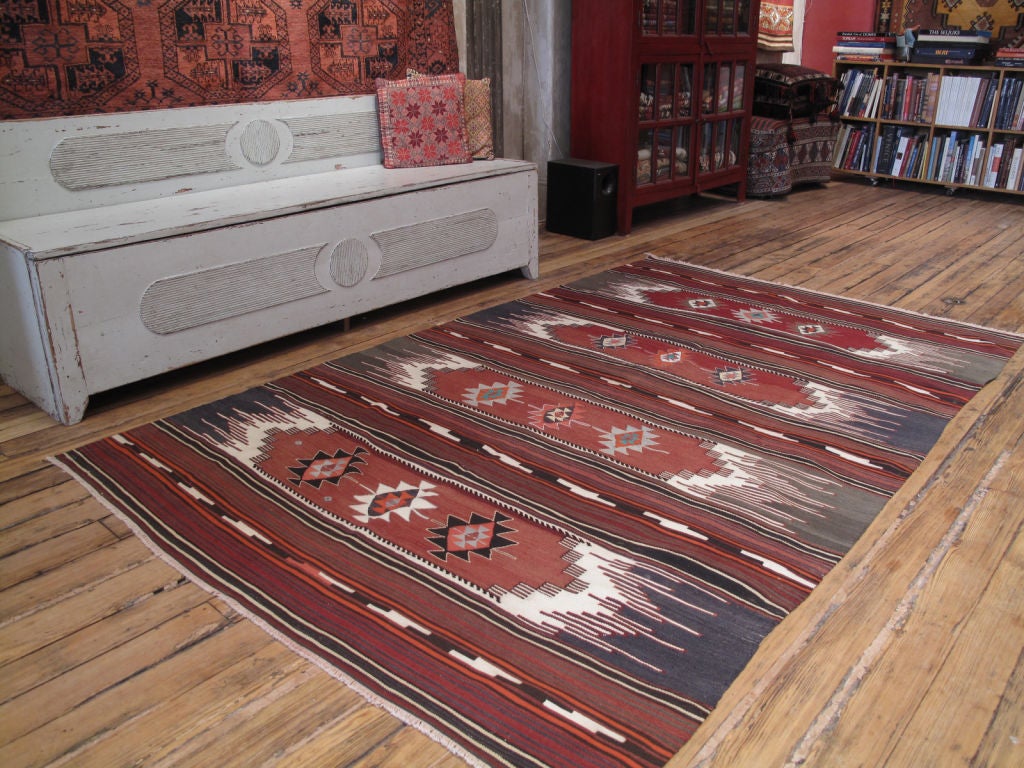 Balikesir Kelim-Teppich. Ein sehr schöner Kelim-Teppich aus einer fruchtbaren Knüpfregion in der Westtürkei mit einem einfachen, archaischen Muster.
