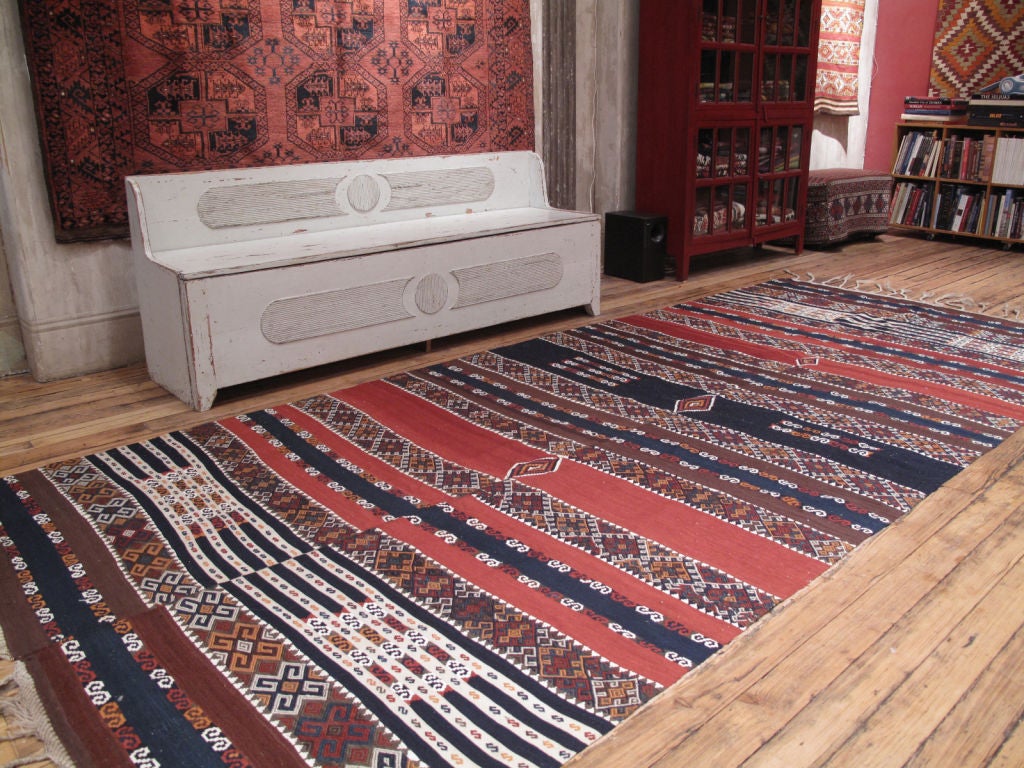 Antiker Schawak-Kilim-Teppich. Ein prächtiger antiker Kilim-Teppich aus einer kleinen kurdischen Gruppe im Osten der Türkei. Der Teppich hat prächtige Farben, ein tolles Design und beeindruckende Proportionen. Der Teppich ist in einem