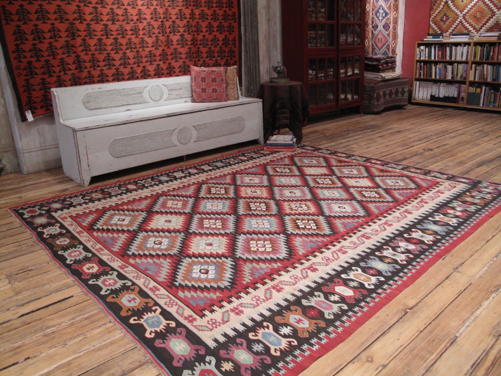 Balkan-Kilim-Teppich. Ein sehr schöner, zimmergroßer Kelimteppich aus dem Balkan. Der Teppich ist fein gewebt und farbenfroher als die meisten Teppiche dieser Art.