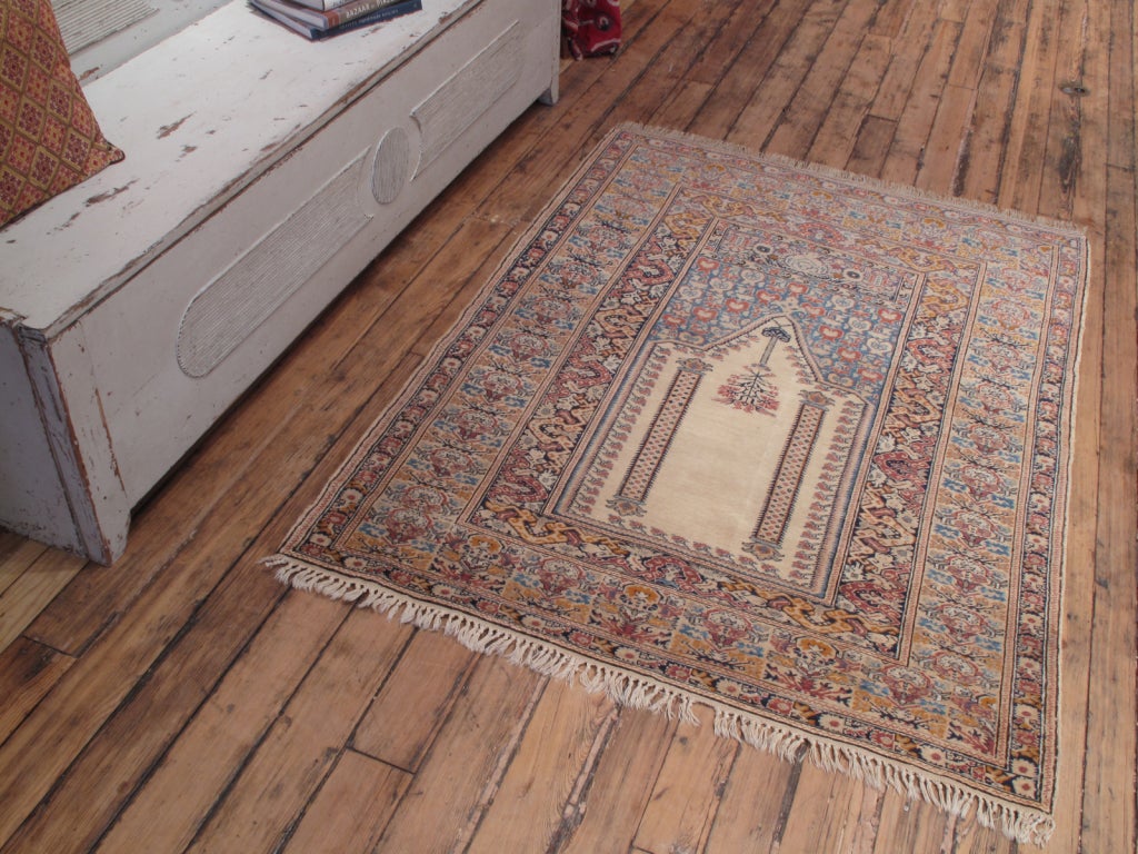 Antiker Ghiordes Gebetsteppich. Ein schöner antiker Gebetsteppich in der klassischen türkischen Tradition. Tolle Farbpalette. Sehr gut erhalten.
