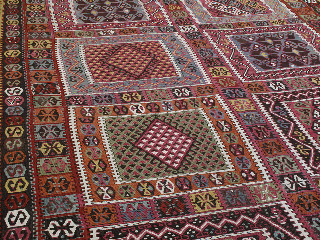 Hervorragender antiker Bayburt-Kilim-Teppich (Türkisch) im Angebot