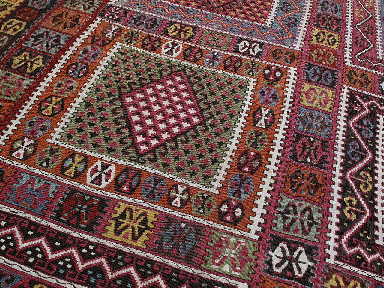 Hervorragender antiker Bayburt-Kilim-Teppich (Handgewebt) im Angebot