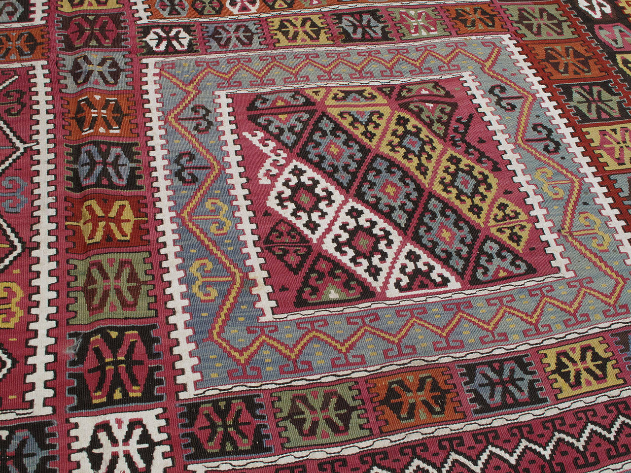 Hervorragender antiker Bayburt-Kilim-Teppich im Zustand „Hervorragend“ im Angebot in New York, NY