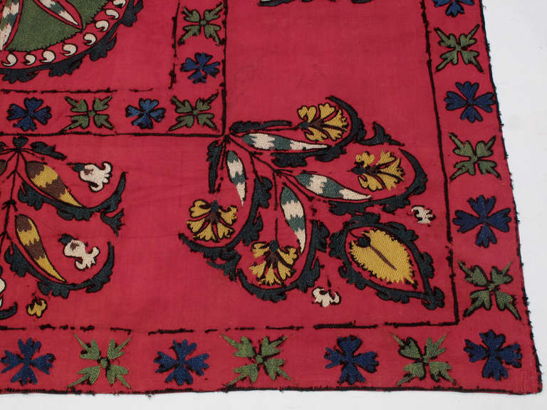 Roter „“Suzani“ im Zustand „Gut“ im Angebot in New York, NY