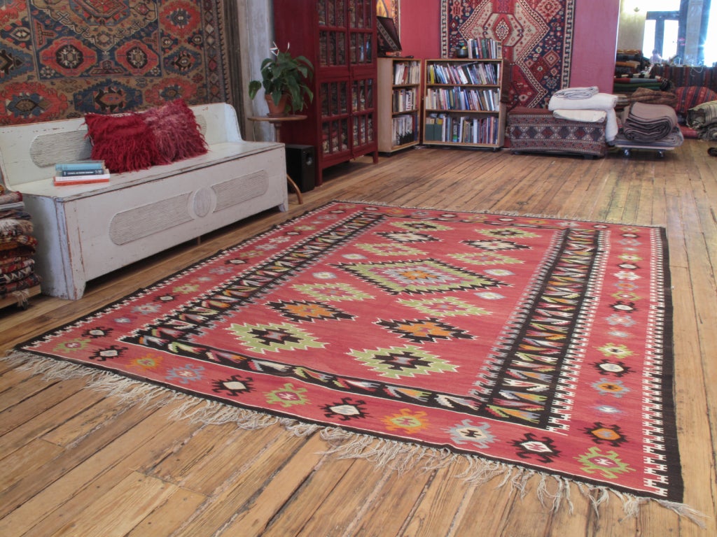 Tapis Rug & Kilim des Balkans. Un très beau tapis Rug & Kilim des Balkans, en excellent état et avec de belles couleurs.